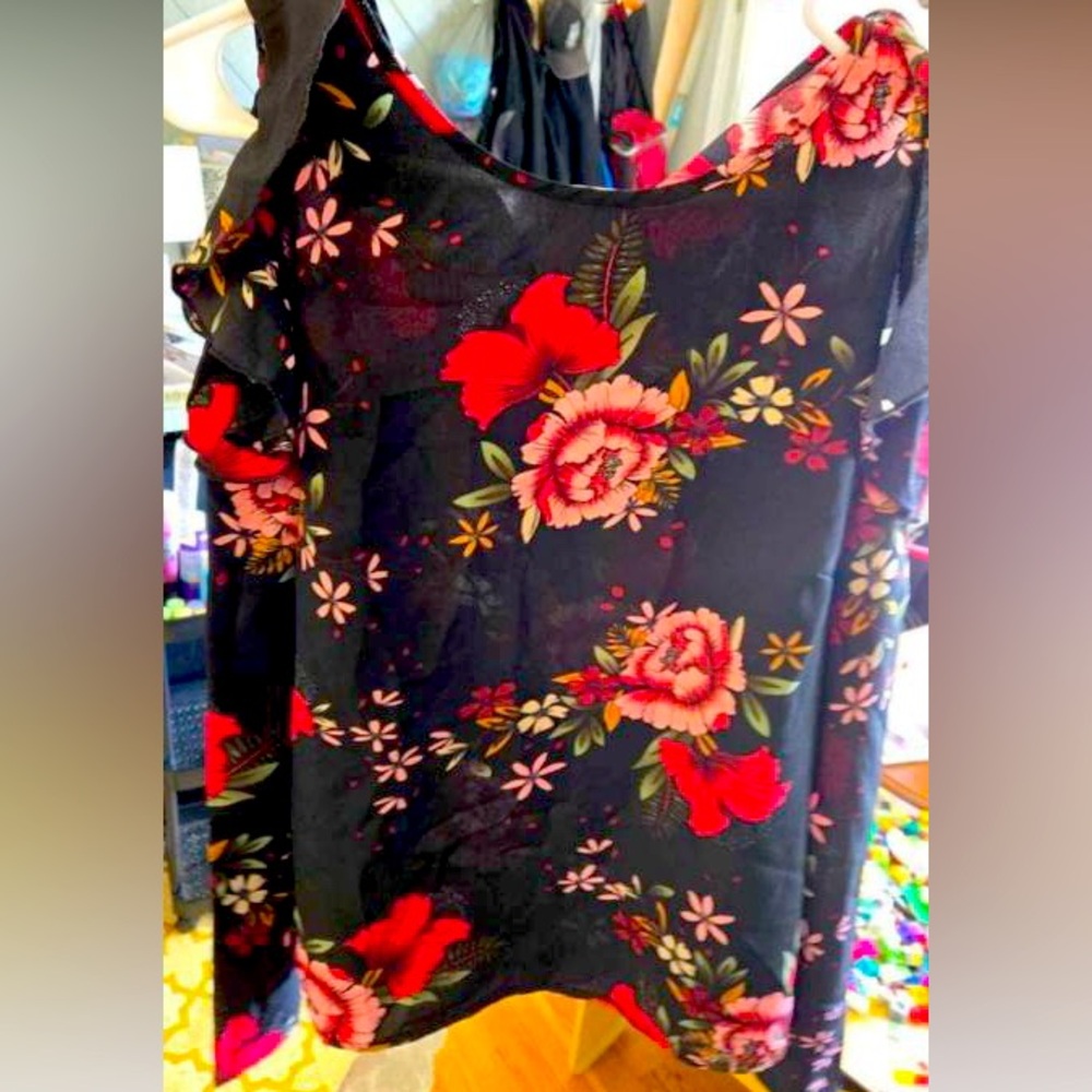 Open solder long sleeve floral tee buttons in the back